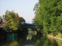 Le canal côté coulisses. Le mercredi 25 avril 2012 à Tourcoing. Nord. 